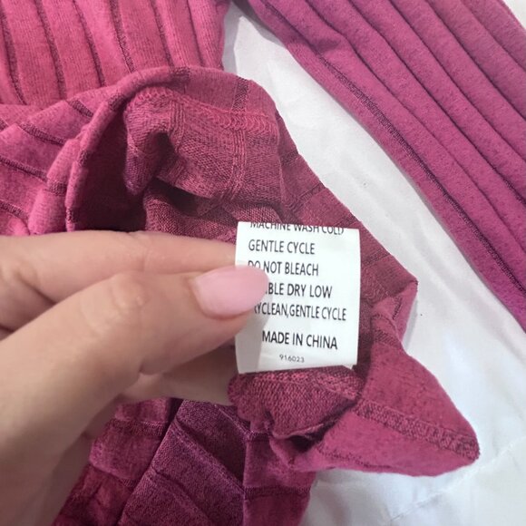 NEVER WORN Cutout with a Unique Cold Shoulder Style S Medium NWT - Picture 4 of 6